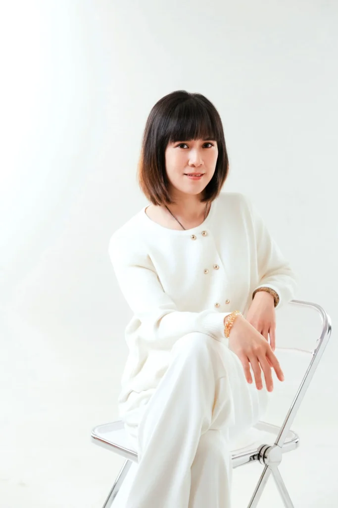 CHUN4680 1720x2580 webq Thetahealing-instructor Naomi